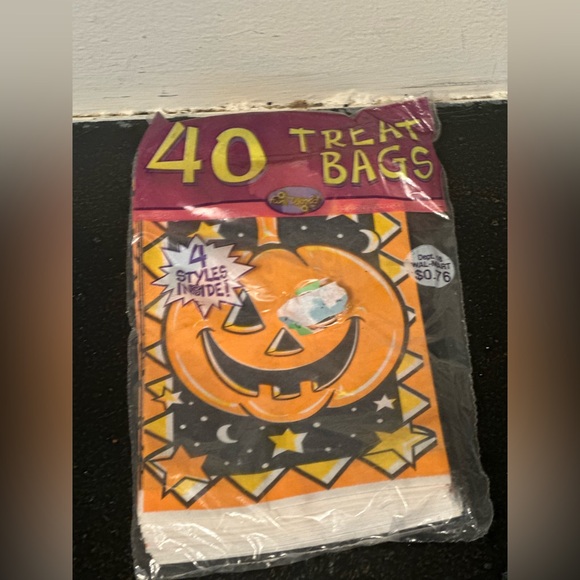 Vintage 40 Halloween Trick Or Treat Paper Bags Unopened 1995 - Picture 1 of 2